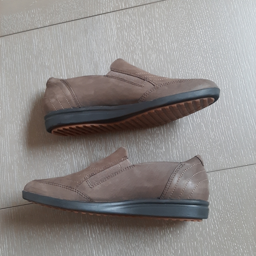 Clarks Women's Brown Slip-On Loafers